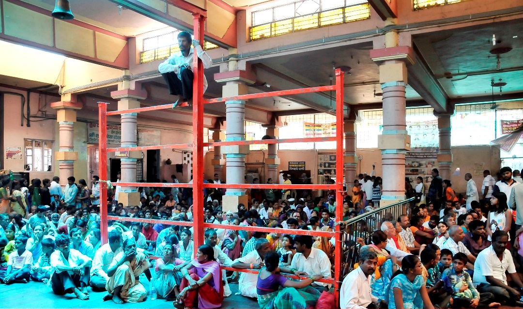 Crowd waiting for Arati